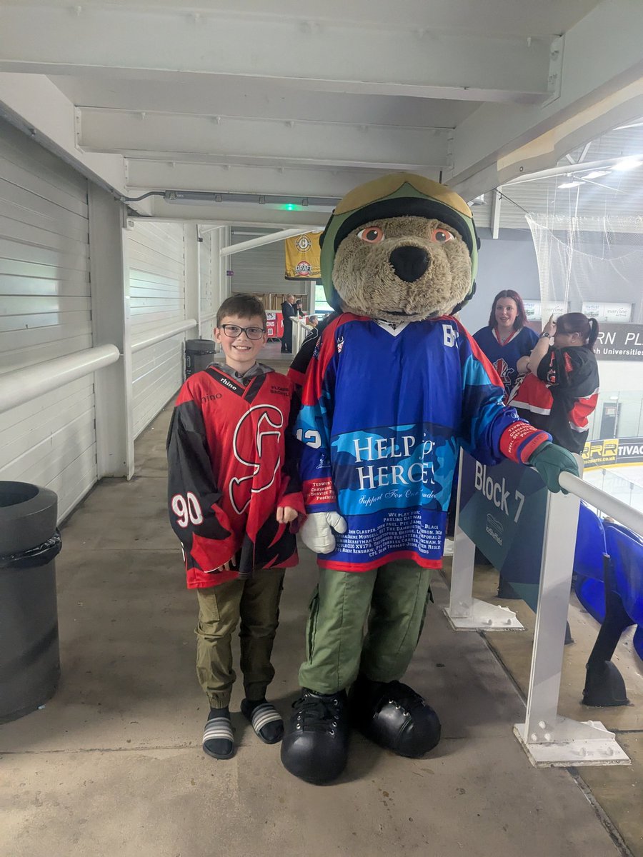 Full day of military hockey followed by the boys hockey training followed by the final game of the day... Just a long ass day🤣 he even blagged £20 for another jersey 🤣 no idea what team it is though