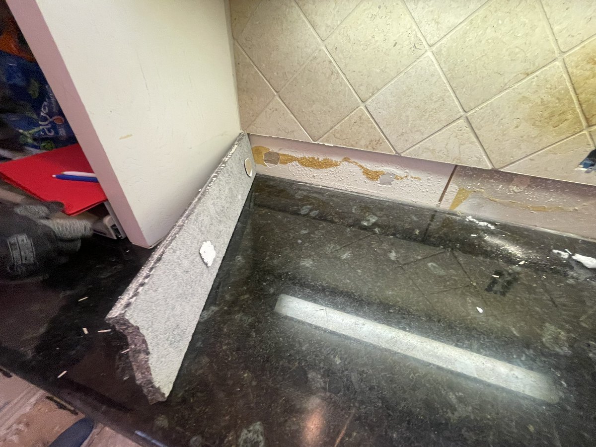 A little splat splat and it will be fine. Right? 🤦🏻‍♀️🤣
Contractors like this keep everyone good in business! Thanks jerks!
