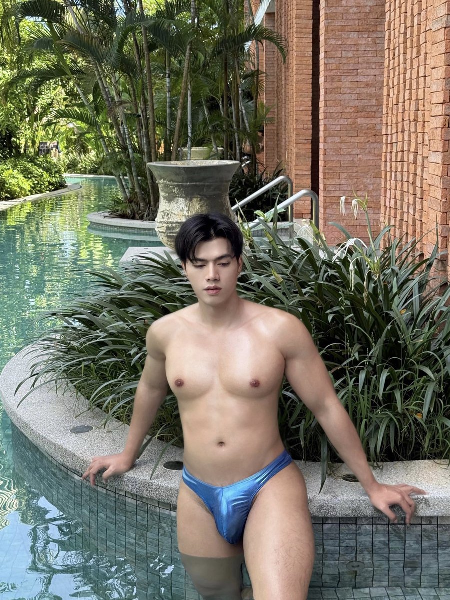 หุ่นไม่ผอมแต่หอมไม่เบื่อนะ 😜💙 #poolside