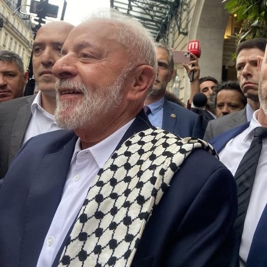 A su llegada a París, el presidente Lula recibió un keffiyeh, el tradicional pañuelo que simboliza la lucha del pueblo palestino. El mandatario brasileño volvió esta semana a calificar como genocidio las acciones que Israel está llevando a cabo en Gaza.