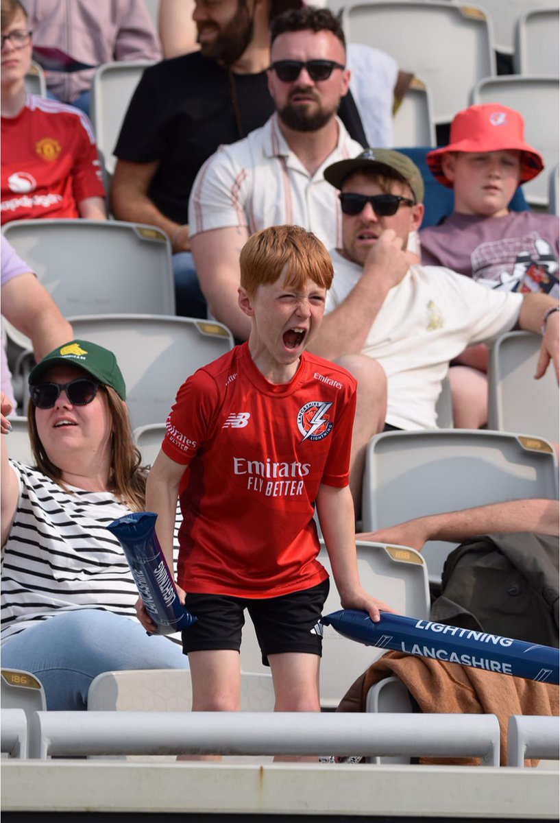 leannemarrow's tweet photo. Fred don’t like cricket he loves it ❤️🏏 @lancscricket thankyou @JetJennings you made Freddie’s day ❤️🏏 https://t.co/za1t2WMrVB