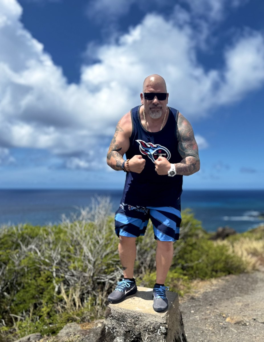 smaxdaddy's tweet image. Aloha yall!! 😤💪🏽 oh and it’s always Titan Up BEYATCHES!! 😂🤙🏽 #titans #TitanUp @Titans lessss goooo!!