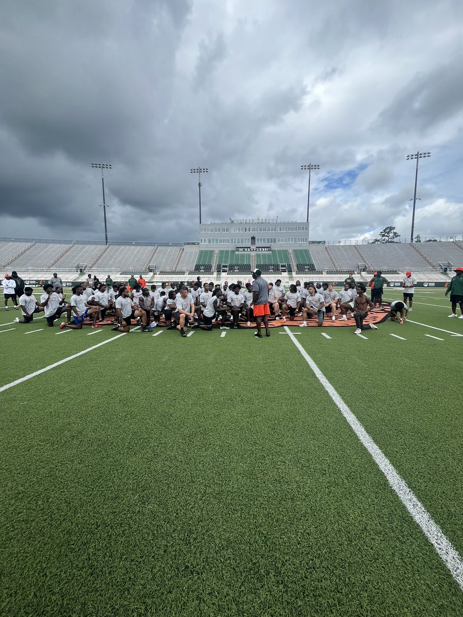 Ra’veion Hargrove ©️ (@coach_3k) on Twitter photo “Big thanks to the FAMU Football staff for having us at camp and showing love. Great energy, great coaching, and a great experience!
<a href="/FAMU_FB/">Florida A&M Football 🏈</a> <a href="/CoachColzie/">James Colzie III</a> <a href="/HenryBurris/">Henry Burris</a> <a href="/CoachMo1804/">Kevin Maurice 🇭🇹</a> “Big thanks to the FAMU Football staff for having us at camp and showing love. Great energy, great coaching, and a great experience!
<a href="/FAMU_FB/">Florida A&M Football 🏈</a> <a href="/CoachColzie/">James Colzie III</a> <a href="/HenryBurris/">Henry Burris</a> <a href="/CoachMo1804/">Kevin Maurice 🇭🇹</a>