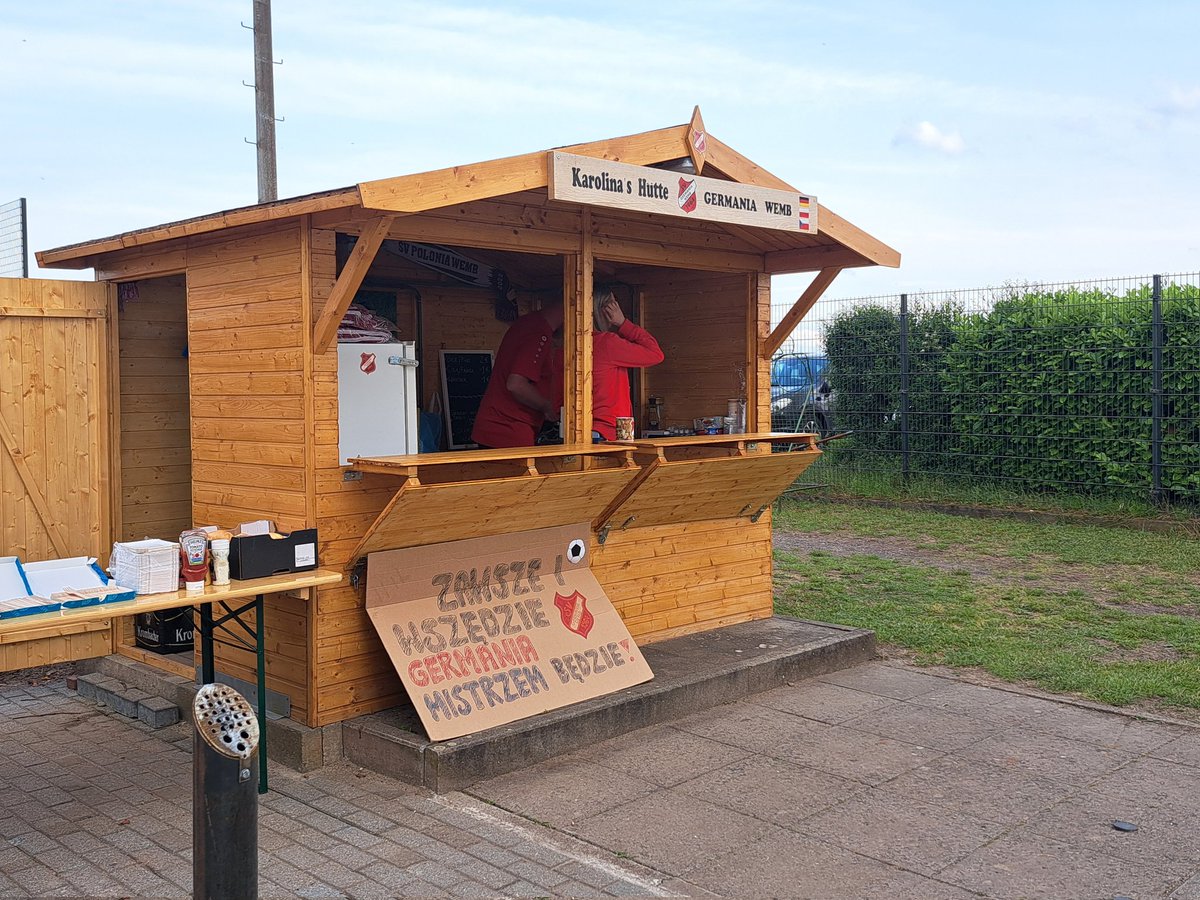 SjoerdVVV's tweet image. Germania Wemb, officieus omgedoopt tot Polonia Wemb, ontving vanavond de reserves van Issum in de &apos;aufstiegsrelegation&apos;.
De bezoekers, gesteund door ongeveer de helft van de aanwezige toeschouwers, waren uiteindelijk de gelukkigste en nemen zo een voorsprong mee naar de return.