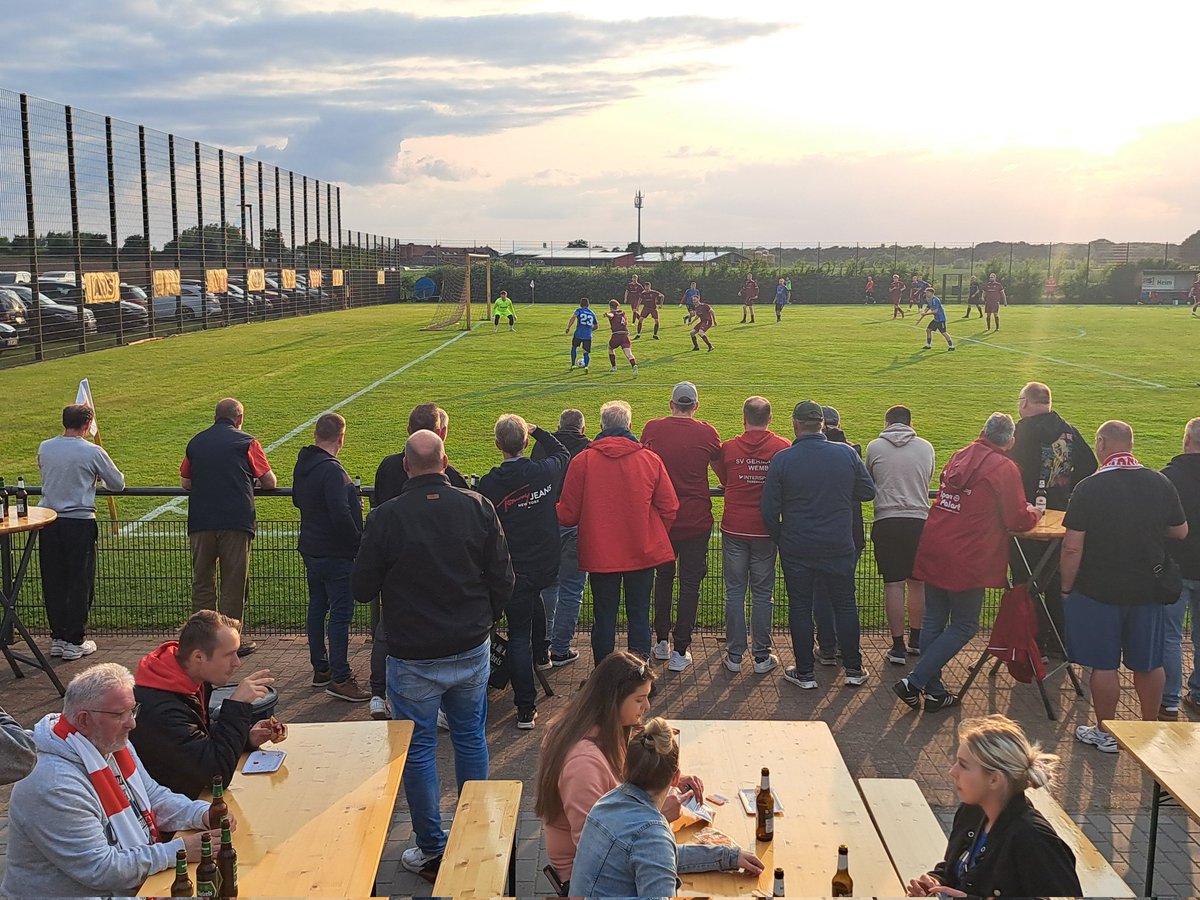SjoerdVVV's tweet image. Germania Wemb, officieus omgedoopt tot Polonia Wemb, ontving vanavond de reserves van Issum in de &apos;aufstiegsrelegation&apos;.
De bezoekers, gesteund door ongeveer de helft van de aanwezige toeschouwers, waren uiteindelijk de gelukkigste en nemen zo een voorsprong mee naar de return.