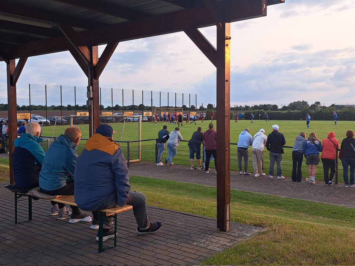 SjoerdVVV's tweet image. Germania Wemb, officieus omgedoopt tot Polonia Wemb, ontving vanavond de reserves van Issum in de &apos;aufstiegsrelegation&apos;.
De bezoekers, gesteund door ongeveer de helft van de aanwezige toeschouwers, waren uiteindelijk de gelukkigste en nemen zo een voorsprong mee naar de return.