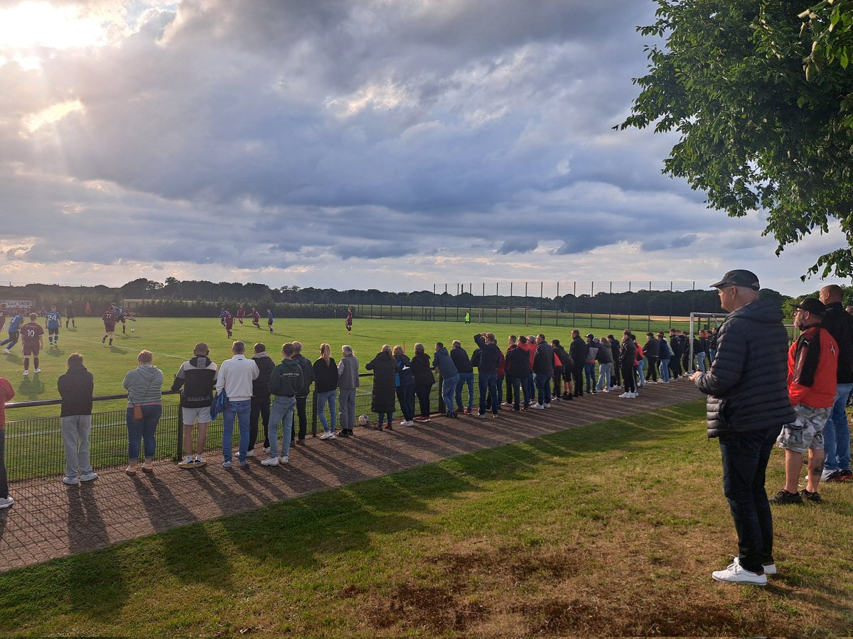 SjoerdVVV's tweet image. Germania Wemb, officieus omgedoopt tot Polonia Wemb, ontving vanavond de reserves van Issum in de &apos;aufstiegsrelegation&apos;.
De bezoekers, gesteund door ongeveer de helft van de aanwezige toeschouwers, waren uiteindelijk de gelukkigste en nemen zo een voorsprong mee naar de return.