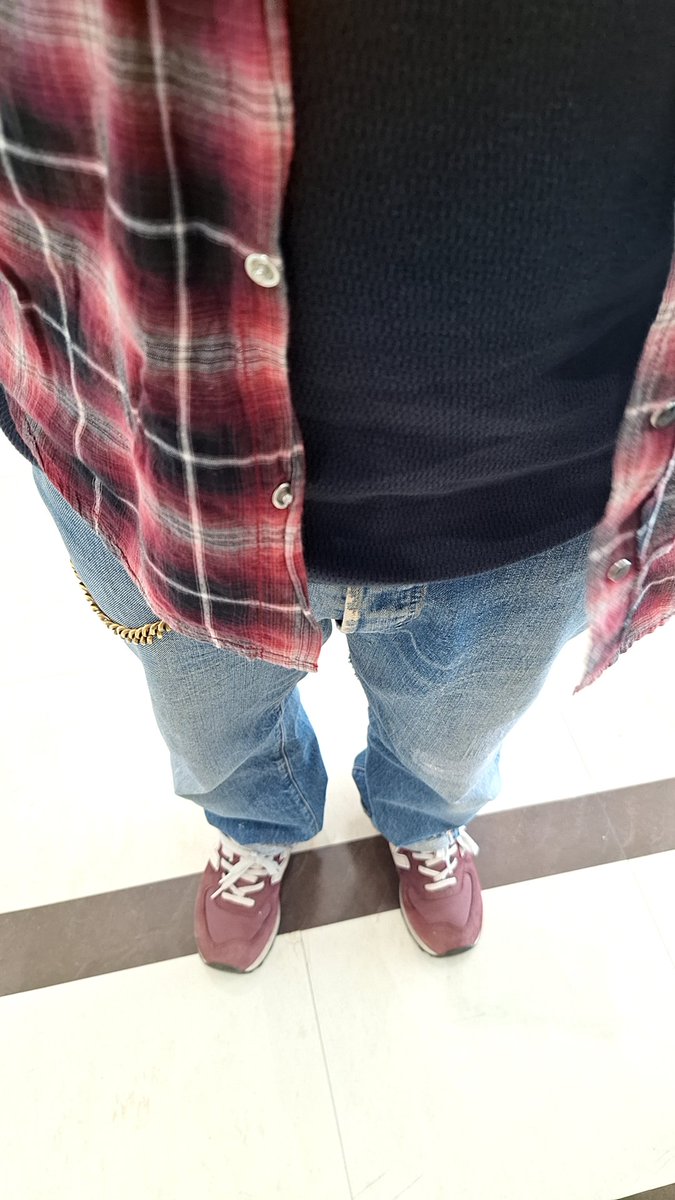 tQ12jMMY8kYdyh8's tweet image. 【6月1日のお召し物】

パツパツ系ジーンズが多かったので
ヴィンテージをダボっと…のはずが身体が大きくなり
そんなダボダボでもないね…。(汗)
※購入当時は、オーバーサイズだった…。

赤チェックシャツまた着てしまった。

FLAT HEADサーマル
Levi's501　66

#FLATHEAD
#Levis501
#ヴィンテージ