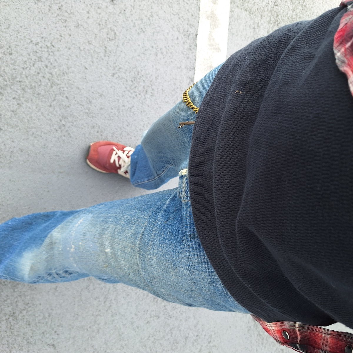 tQ12jMMY8kYdyh8's tweet image. 【6月1日のお召し物】

パツパツ系ジーンズが多かったので
ヴィンテージをダボっと…のはずが身体が大きくなり
そんなダボダボでもないね…。(汗)
※購入当時は、オーバーサイズだった…。

赤チェックシャツまた着てしまった。

FLAT HEADサーマル
Levi's501　66

#FLATHEAD
#Levis501
#ヴィンテージ