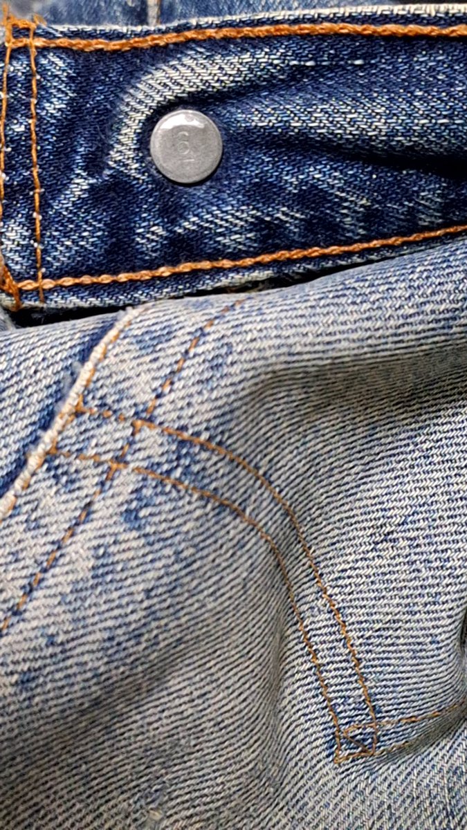 tQ12jMMY8kYdyh8's tweet image. 【6月1日のお召し物】

パツパツ系ジーンズが多かったので
ヴィンテージをダボっと…のはずが身体が大きくなり
そんなダボダボでもないね…。(汗)
※購入当時は、オーバーサイズだった…。

赤チェックシャツまた着てしまった。

FLAT HEADサーマル
Levi's501　66

#FLATHEAD
#Levis501
#ヴィンテージ