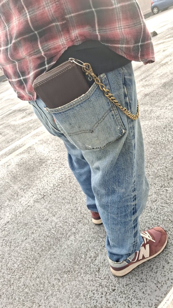 tQ12jMMY8kYdyh8's tweet image. 【6月1日のお召し物】

パツパツ系ジーンズが多かったので
ヴィンテージをダボっと…のはずが身体が大きくなり
そんなダボダボでもないね…。(汗)
※購入当時は、オーバーサイズだった…。

赤チェックシャツまた着てしまった。

FLAT HEADサーマル
Levi's501　66

#FLATHEAD
#Levis501
#ヴィンテージ