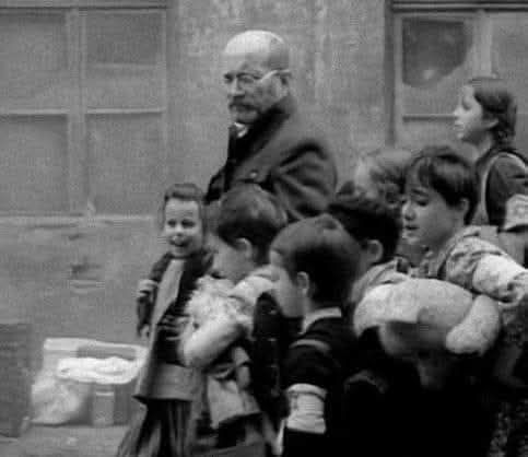 Janoš Korčak, poljski pedagog, pisac i lekar sa grupom dece pred ulazak u gasnu komoru u Treblinki.
Do poslednjeg trenutka im je pričao bajke.
Mnoge škole, ulice i trgovi u Poljskoj i Nemačkoj nose ime čoveka koji je između ostalog napisao i "Kada se jedno dete smeje,👇