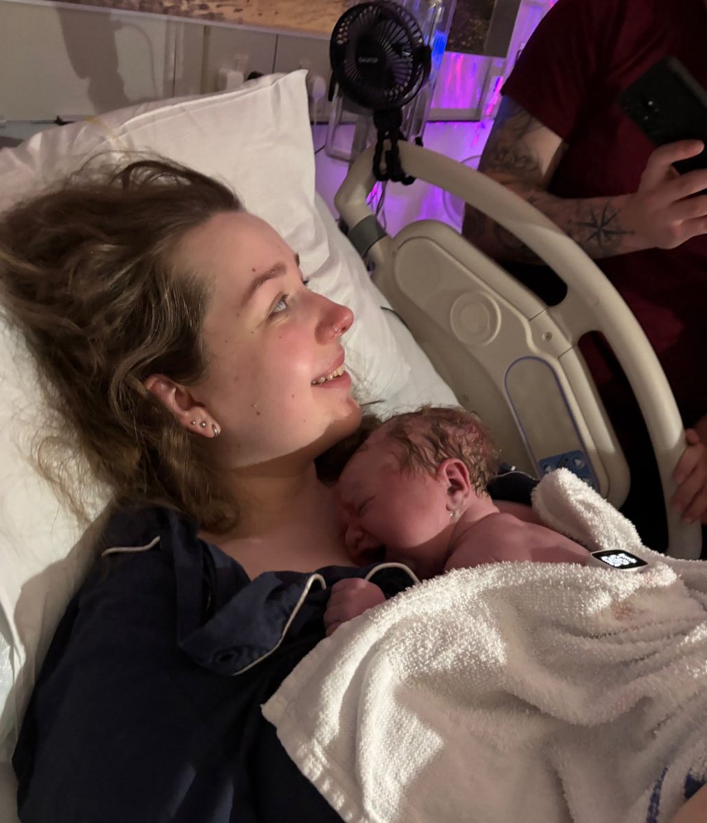 4 weeks since baby boy made his somewhat dramatic entrance into the world, and weighing 9lb 13oz 🥲😂