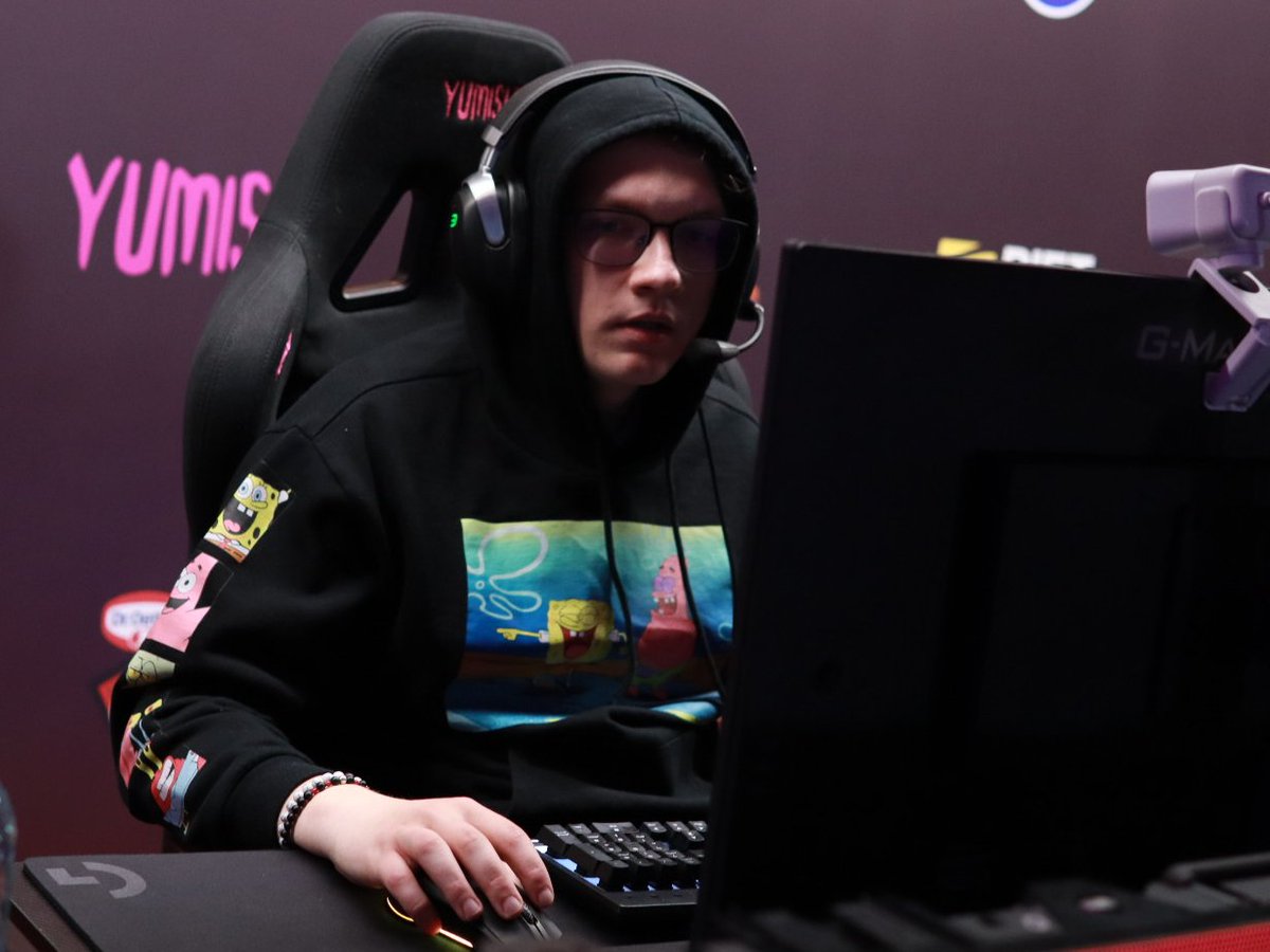 Opisz tego ZAKAPTURZONEGO jednym słowem.