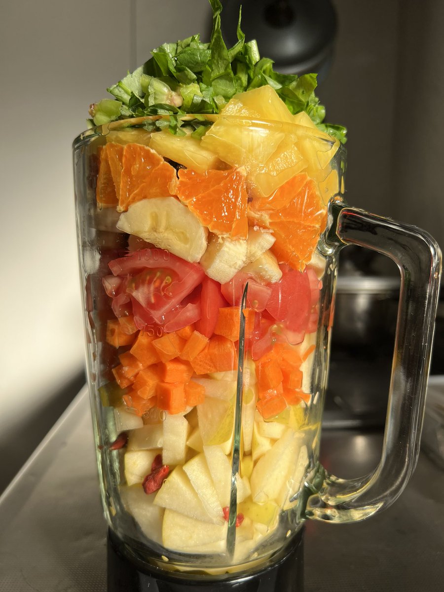 今日のスムージーは

りんご

枸杞

人参

トマト

バナナ

みかん

パイナップル

青じそ

ほうれん草芯付

レモンひと絞り

Today's smoothie is

Apple

Goji berries

Carrot

Tomato

Banana

Tangerine

Pineapple

Green shiso

Spinach with core

A squeeze of lemon

#スムージー
#smoothie