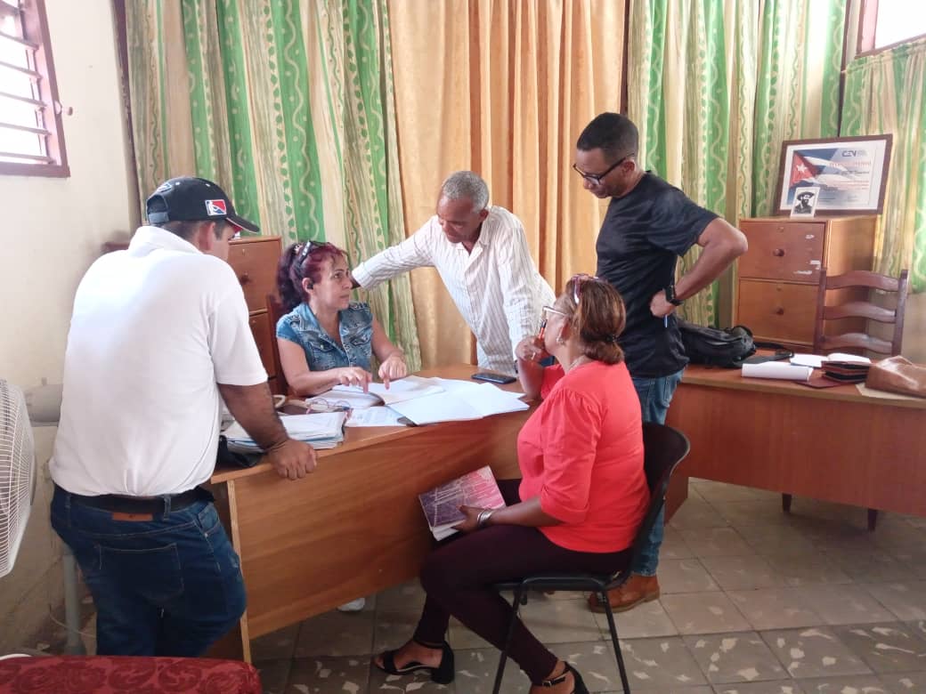 Miembros del Consejo Electoral Provincial de #SanctiSpíritus y sus supervisores de recorrido por 6 circunscripciones de #Trinidad que el domingo 8   elegirán a su delegado. 🇨🇺 <a href="/Alina_Balseiro/">Alina Balseiro</a> <a href="/AlexisLorente74/">Alexis Lorente Jiménez</a> <a href="/DeivyPrezMartn1/">Deivy Pérez Martín</a> <a href="/ConsejoSSptus/">Consejo Electoral Provincial Sancti Spíritus</a> <a href="/Elecciones_Cuba/">Elecciones en Cuba</a> <a href="/Marielarp_/">💞Mariela Rondon 🇨🇺</a>