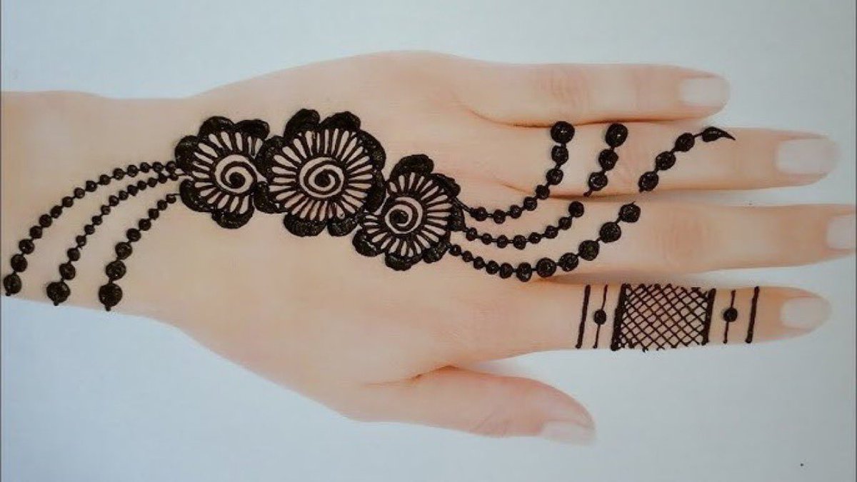 تحذير:
يكثر في العيد استخدام أنواع من الحناء السوداء وصبغات الشعر، والتي تحتوي على مواد قد تسبب حساسية شديدة والتهابات، فقد تحتوي على مادة تسمى (PPD)، فبعض الناس يتحسس منها.
لذلك من الضروري اختبارها على منطقة صغيرة للاحتياط قبل استخدامها والتأكد من عدم وجود تحسس.