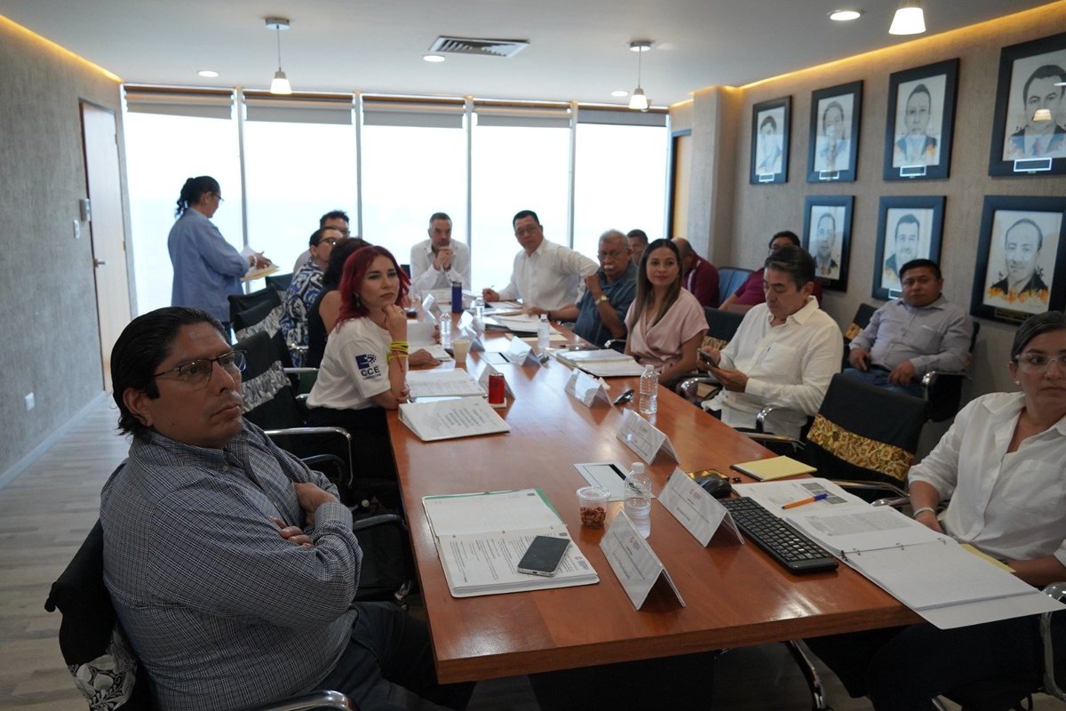 JLavalleMaury's tweet photo. Con transparencia y resultados, en la Junta del Fideicomiso 2% sobre Nómina seguimos impulsando proyectos que generan empleo y crecimiento para #Campeche. Lo que se recauda, se invierte en nuestra gente. #GobiernoDeTodos #Economiaintegral #Fideicomiso https://t.co/I6RKDTNLuj