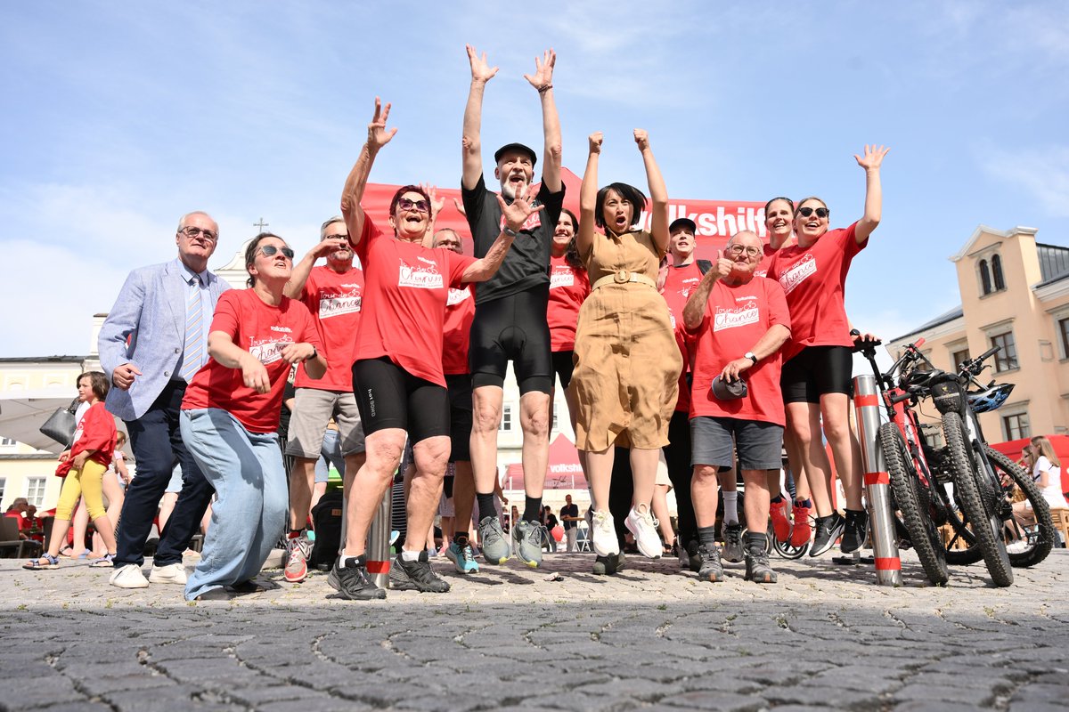 Volkshilfe Österreich (@volkshilfe) on Twitter photo Oberösterreich hat geliefert! 💪Von Bad Zell bis Freistadt sind wir mit über 70 engagierten Mitradler*innen für gleiche Chancen losgerollt.
Rund 40.000 Kinder im Bundesland sind armuts- oder ausgrenzungsgefährdet. Wir sagen: Das geht besser.
#TourDeChance #KinderarmutAbschaffen Oberösterreich hat geliefert! 💪Von Bad Zell bis Freistadt sind wir mit über 70 engagierten Mitradler*innen für gleiche Chancen losgerollt.
Rund 40.000 Kinder im Bundesland sind armuts- oder ausgrenzungsgefährdet. Wir sagen: Das geht besser.
#TourDeChance #KinderarmutAbschaffen