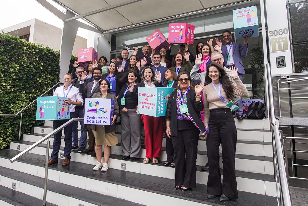 OITAmericas's tweet photo. Lima 🇵🇪 | Este encuentro marca el inicio de un trabajo tripartito, impulsado por @OITCinterfor y @OITAmericas, en alianza con @el_BID y @ComunidadAndina. 
🤝Con el apoyo del #ProyectoLazos e #Integramos y financiado por @SwedeninCOL y @CitImmCanada.
🔗https://t.co/ATtqxXf7UJ https://t.co/8pTmmzokyU