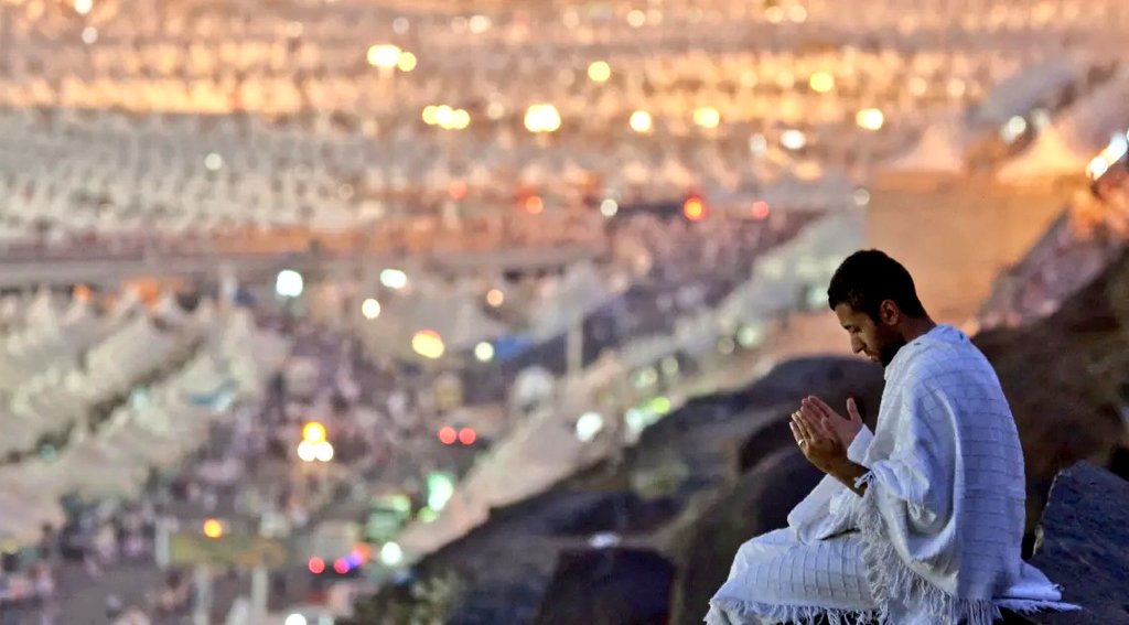 لبيك ربي وإن لم اكنّ بينَ الزحَام مُلبيا 
لبيك ربي وإن لم اكنّ بينَ الحجيج ساعيا 
لبيك ربي وإن لم اكنّ بينَ عبادك داعيا 
لبيك ربي وإن لم اكنّ بينَ الصفوف مصليا 
لبيك ربي وإن لم اكنّ بينَ الجموع لعفوك طالبا 
لبيك ربي فاغفر جميع ذنوبي أدقها وأجلها
#يوم_الترويه #يوم_عرفة #عيد_الاضحى