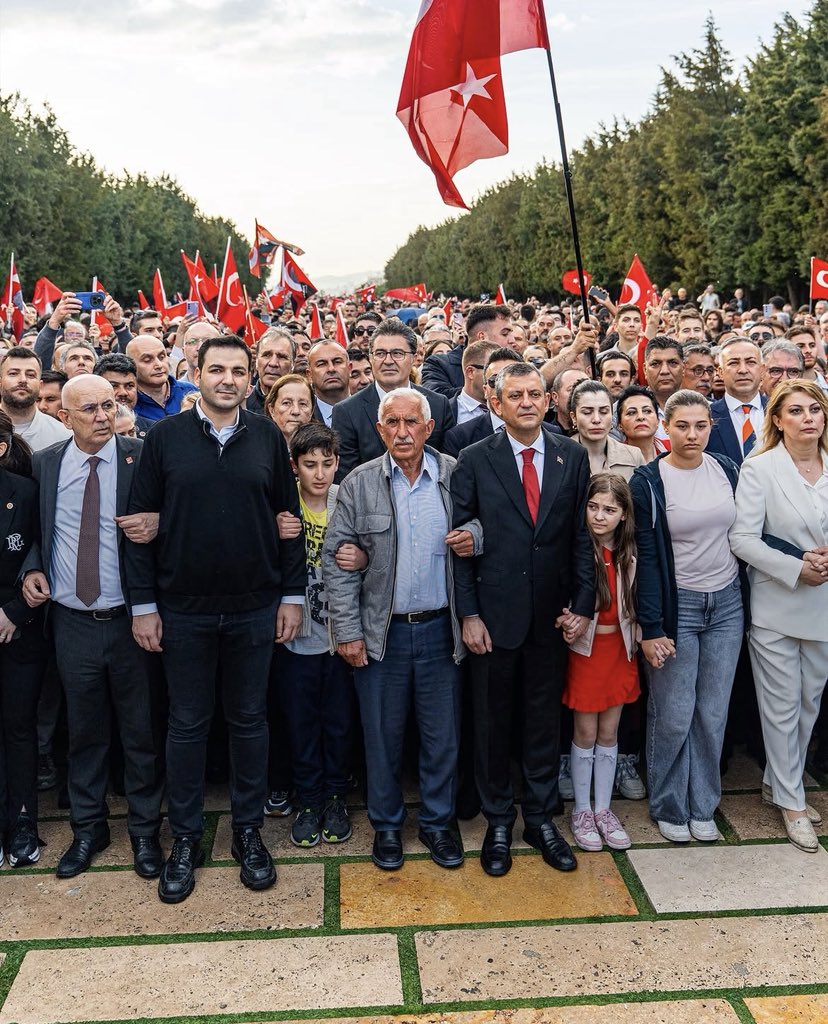 cm_aydin's tweet photo. Türkiye’nin birinci partisi Cumhuriyet Halk Partisi’nin, adalet ve demokrasi mücadelesine adanmış gençleri olarak, Genel Başkanımız Özgür Özel’in göz hizasında ve omuz başındayız. 

Soruşturmalarla, saldırılarla bizi korkutamazsınız. 

Ya hep beraber, ya hiçbirimiz! 🇹🇷 https://t.co/s0yqTxwYLW