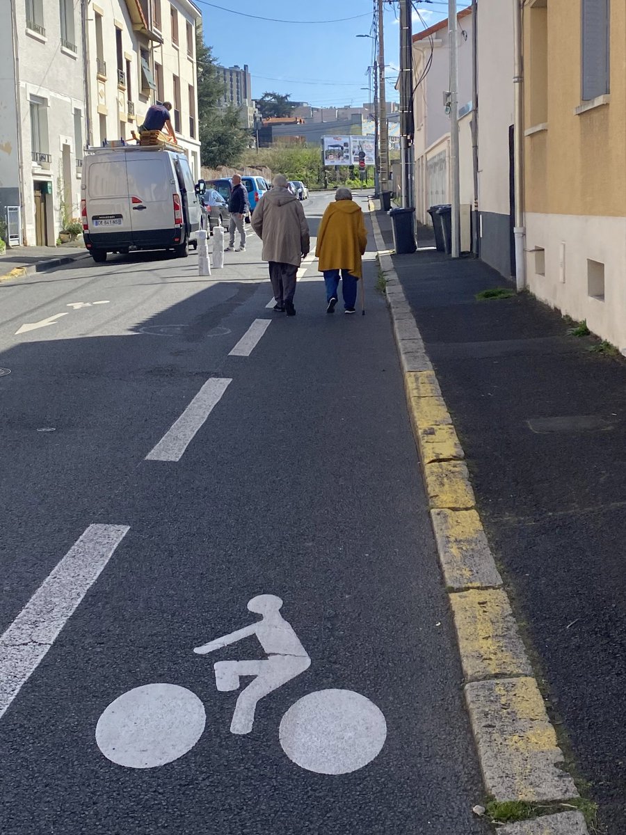 ruedutonnet's tweet photo. Trottoirs étroits, encombrés de véhicules, de poubelles, des poteaux⚡️

Rue du Tonnet, les piétons, particulièrement les plus faibles 👨‍🦽👨🏼‍🦯👵👴👶ne peuvent circuler sereinement et en sécurité .

Il faut que cela change @ClermontFd

@60MillionPieton 
@Velocite63 
@ClrmntMetropole https://t.co/qAqdzRw7cd