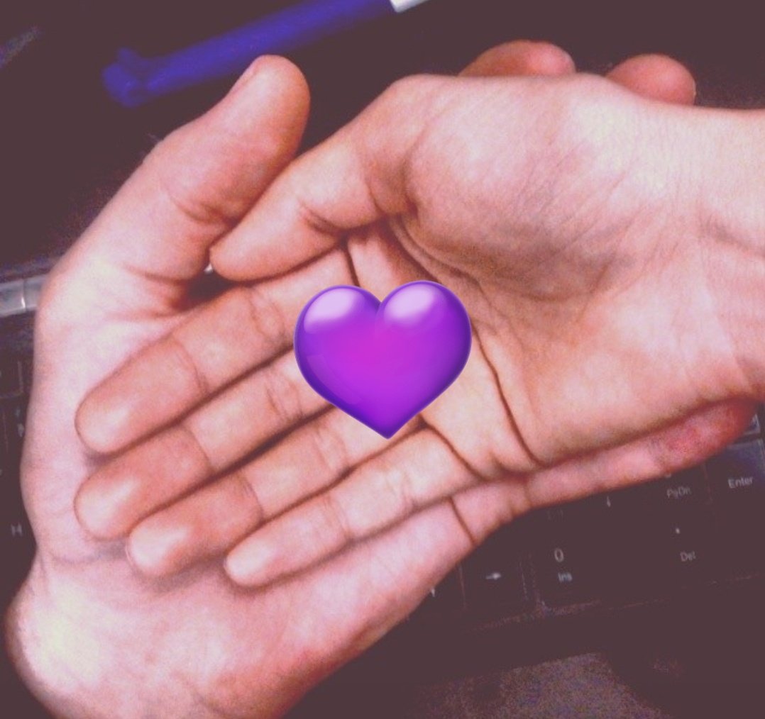 Sana bakınca yüzüm değil içim gülüyor...
Bir bilsen gönül bahçemde sana hayran ne çiçekler açıyor...💜

Özledim...🍂