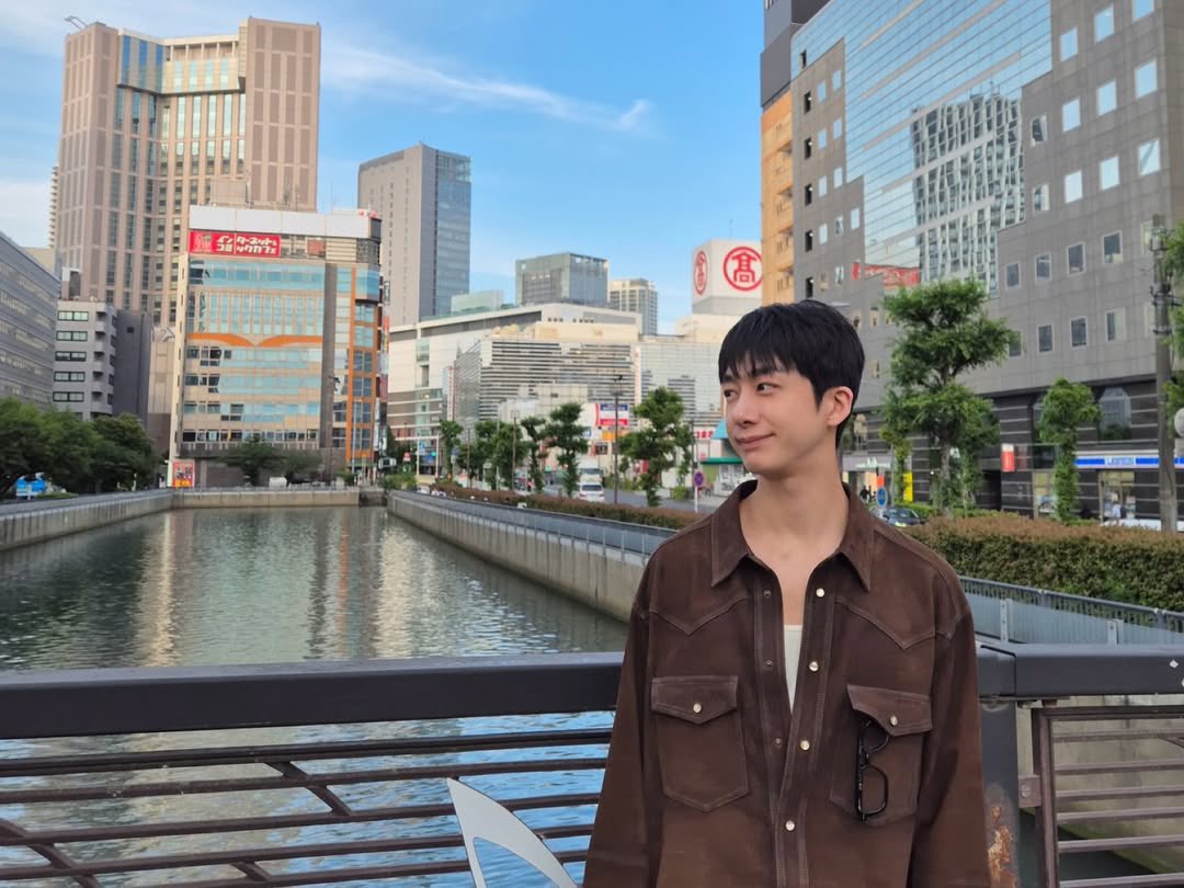 hwlgbt's tweet photo. a namorada do hyungwon tem que se jogar sal grosso todos os dias pois a minha inveja é babado https://t.co/x6Pq2RmQdb