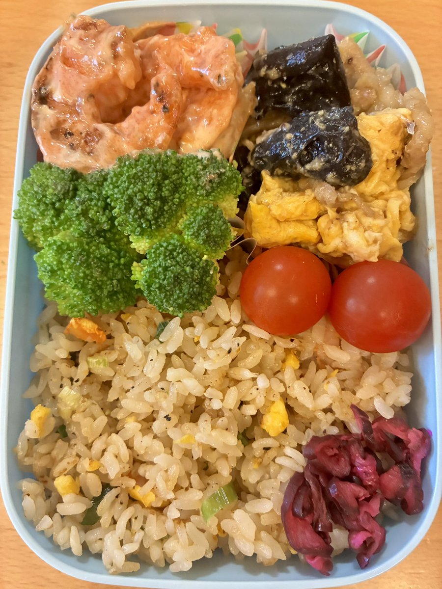 6/5木おはようございます☀今日の娘弁当は炒飯、海老カクテルマヨソース🥦木耳玉子炒め🍅日差しつよっ！扇風機、水、あとスプーン忘れずに🥄
母は先に出ます
がんばれや
#お弁当記録 #お弁当作り