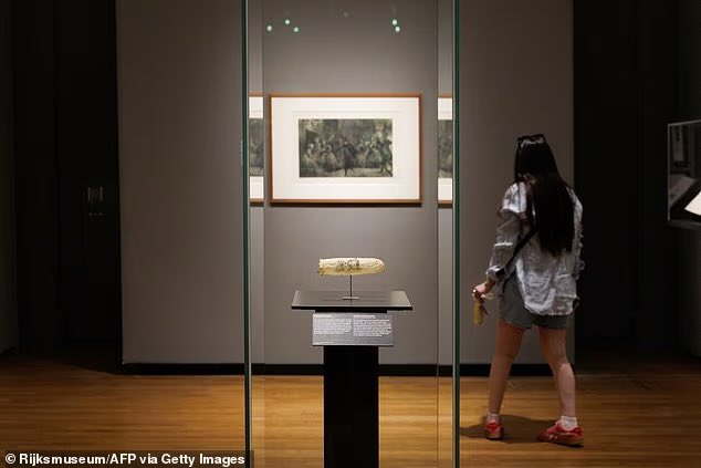 ⛱️هدية العيد⛱️🎊🎊🎊🎊🎊🎊🎊

المتحف الهولندي يعرض الواقي الذكري البالغ من العمر 200 عام، والذي يتميز برسم مثير لراهبة شبه عارية وثلاثة رجال دين

🚬🚬🚬🚬

🪭في حد يقدر يحدد حجم العضو المستخدم وقتها وطوله ومقارنته بالوقت الحالي؟؟؟؟؟🎀🎈🎈🎈🎈🎈🎈🎈🎈🎈🎈