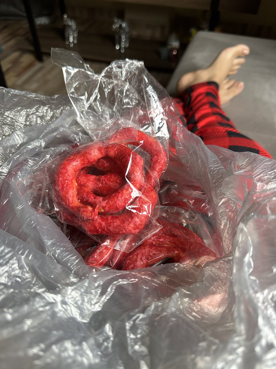 Ingrid22V's tweet photo. Update 🤰🏽: lloré en videollamada con mi novio porque se me comieron mis roscas 
-Poco tiempo después mi hermana y mi suegra: 
*ahora tengo muchas roscas* 😂💖 https://t.co/UeEMFpmwpp