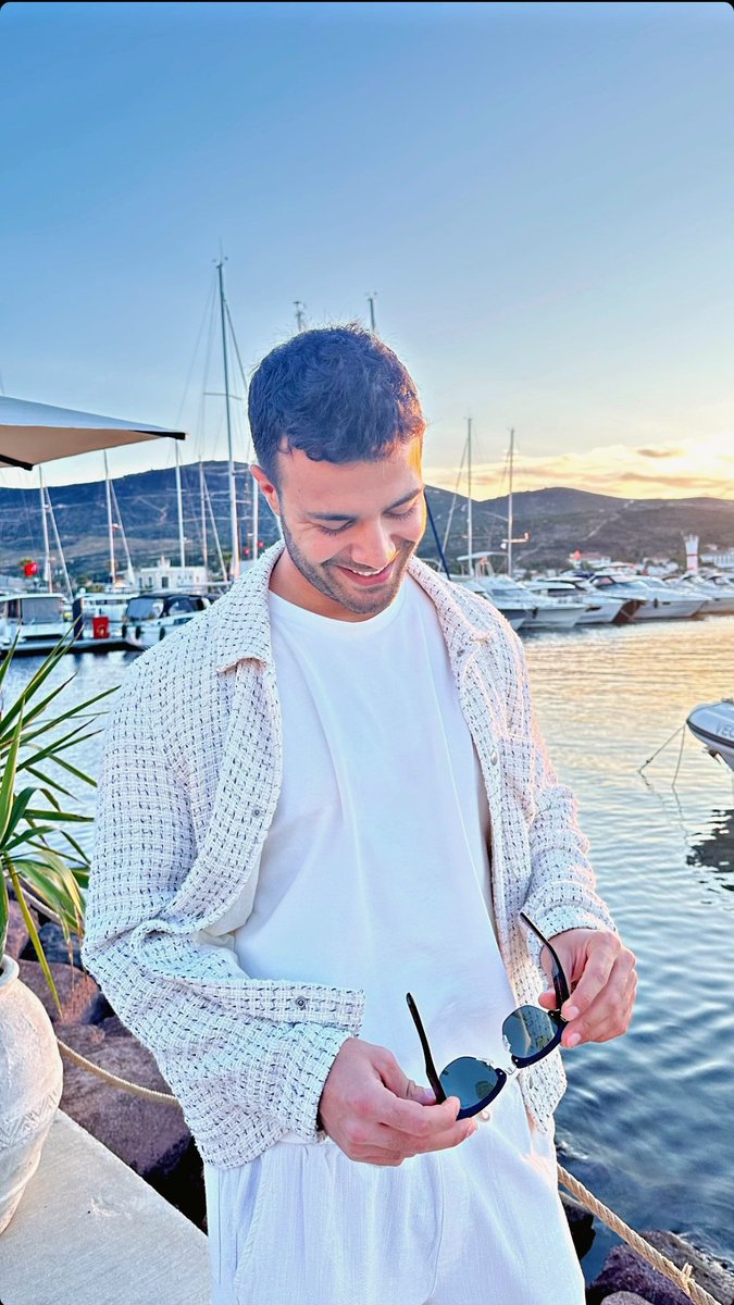 vuralshanogluir's tweet photo. Gülüşü 🥹😍
#vuralşahanoğlu ❤ https://t.co/h6Ue1ztfWZ