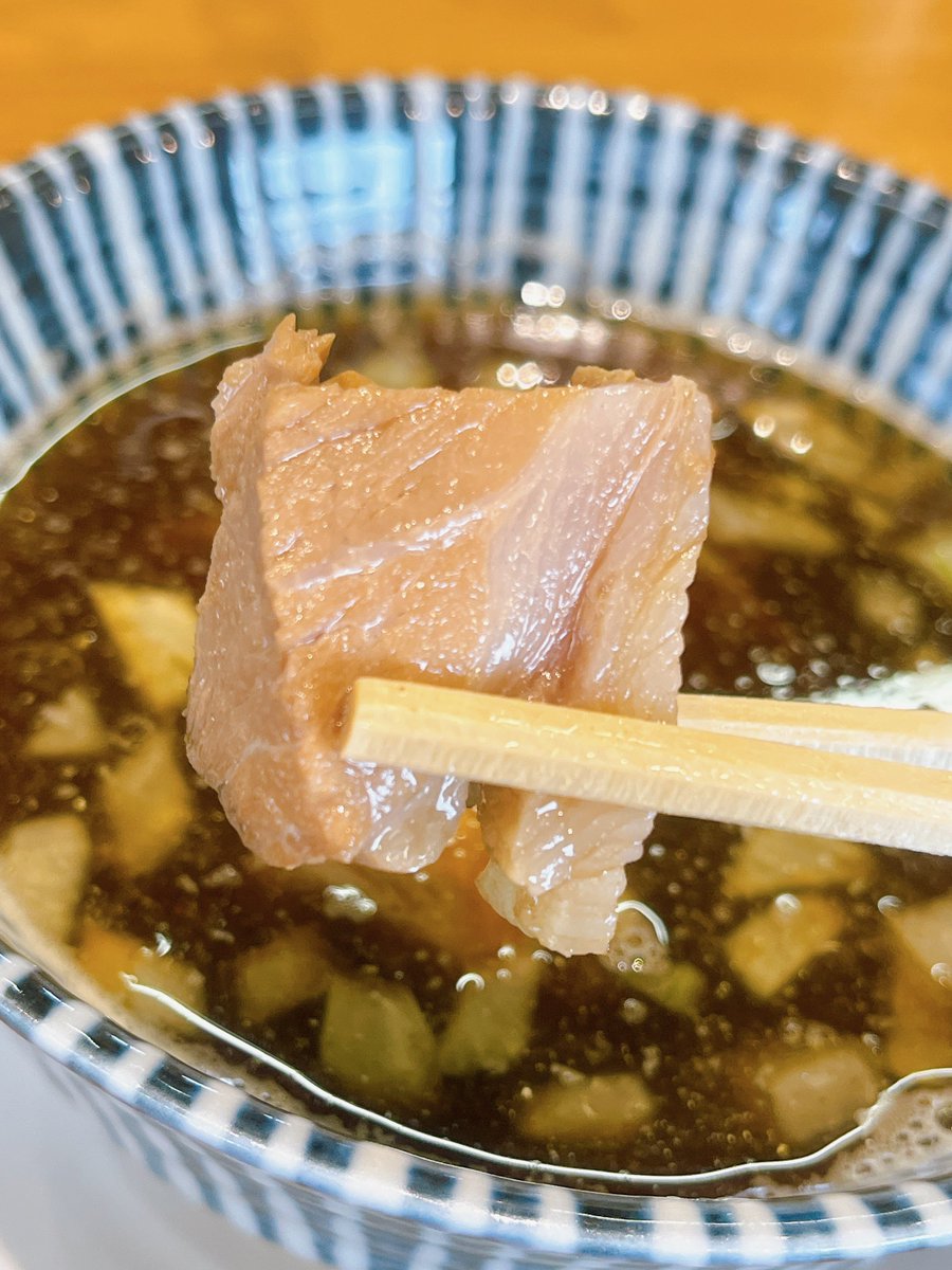 「麺食堂 88」さん
『つけ麺』
ずっと宿題店やったお店に遂に訪問

麺そのままで
しっかり冷水で締められた
甘味感じる歯応え喉越しが優勝😍

あっさり味のスープだったけど
酸味が最高☺️
チャーシューもたくさん入っててどれもうますぎる

メンマ柔らかくてコリコリ食感
最高すぎ

リピ確定👍

ごち😋