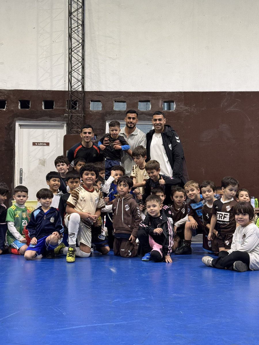 caplatense's tweet photo. 𝑳𝒂 𝒄𝒐𝒑𝒂 𝒆𝒔𝒕𝒂́ 𝒆𝒏 𝒄𝒂𝒔𝒂 🏆🏠

Nacho Vázquez y Oscar Salomón llevaron el trofeo del Torneo Apertura a Vicente López y sorprendieron a los chicos del baby 🤩

#VamosCalamares🦑 https://t.co/0TrziqfQNL