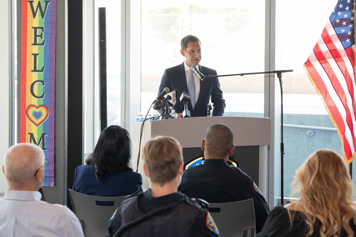 SFPD Chief Scott (@sfpdchief) on Twitter photo Thank you, Mayor <a href="/DanielLurie/">Daniel Lurie 丹尼爾·羅偉</a>, President <a href="/RafaelMandelman/">Rafael Mandelman</a>, and DA <a href="/BrookeJenkinsSF/">Brooke Jenkins 謝安宜</a> for joining me at the SFPD Pride Month Celebration held with the SF Police Officers' Pride Alliance! We gathered today to honor the resilience and contributions of our LGBTQIA+ community. Thank you, Mayor <a href="/DanielLurie/">Daniel Lurie 丹尼爾·羅偉</a>, President <a href="/RafaelMandelman/">Rafael Mandelman</a>, and DA <a href="/BrookeJenkinsSF/">Brooke Jenkins 謝安宜</a> for joining me at the SFPD Pride Month Celebration held with the SF Police Officers' Pride Alliance! We gathered today to honor the resilience and contributions of our LGBTQIA+ community.