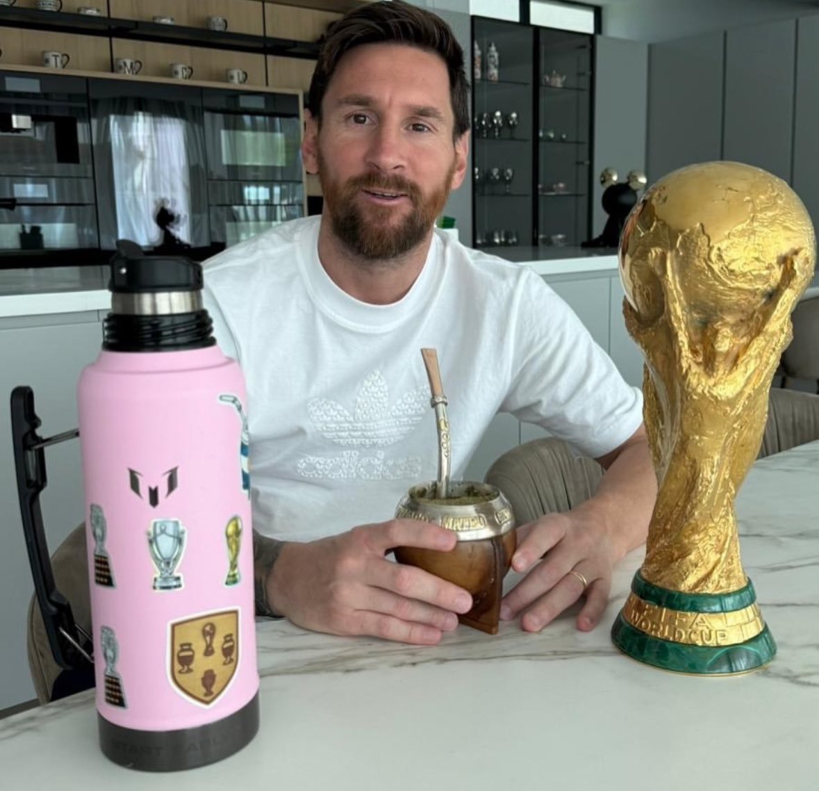 Crackbol10's tweet photo. Que lindos se ven los bicholovers festejando un torneo de hojalata como si fuera el máximo torneo de la historia, además cuidado que ya se sienten campeones cuando falta la final.🤣

Les manda un saludo Messi 🐐 https://t.co/qat1flNWCK