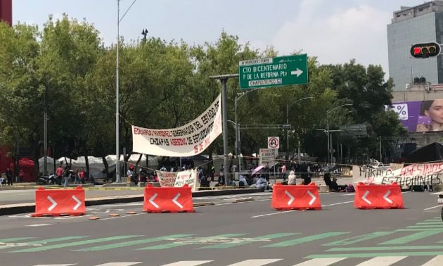 AbejorroMedia's tweet photo. 🚨🚨🚨
A más de #24 horas, continúa el #bloqueo por estudiantes de la #Escuela #NormalRural “#PlanDeAyala” sobre Av de los #Insurgentes, en su cruce con #Paseo de la #Reforma.
La protesta mantiene suspendido el servicio en las #líneas1 y #7 del #Metrobús. Los manifestantes #exigen el esclarecimiento de la #muerte de uno de sus compañeros, ocurrida el pasado 18 de #mayo en el #estado de #Chiapas. Advierten que no se retirarán hasta que sus demandas sean atendidas por las #autoridades.
Como rutas alternas, se recomienda utilizar Av #Chapultepec, #CircuitoInterior y #EjeCentral.
Info: @kaosanwar