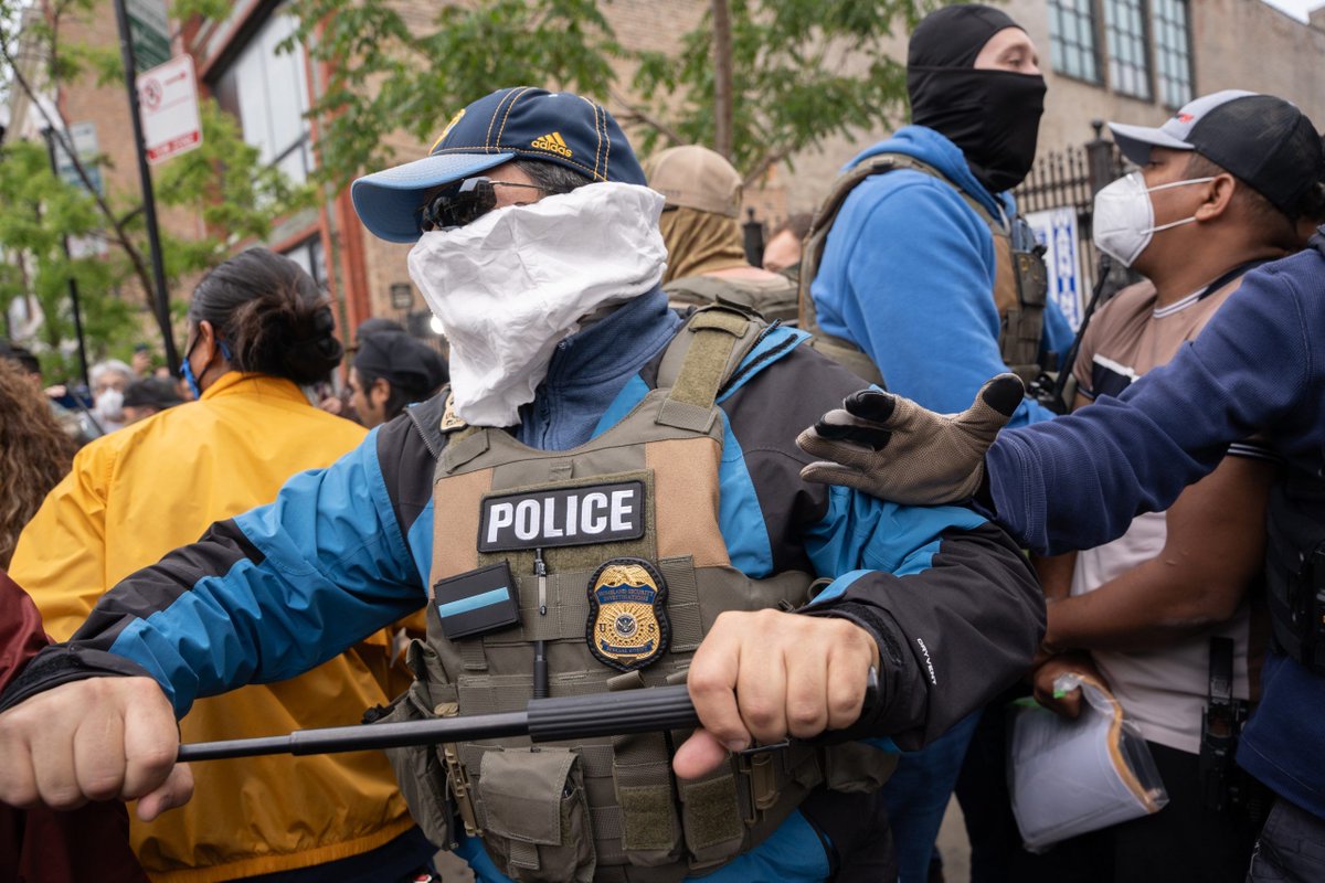 JUST IN: ICE mass arrests sparked chaos in Chicago's South Loop as activists fought to disrupt the operation. blockclubchi.co/454QHag