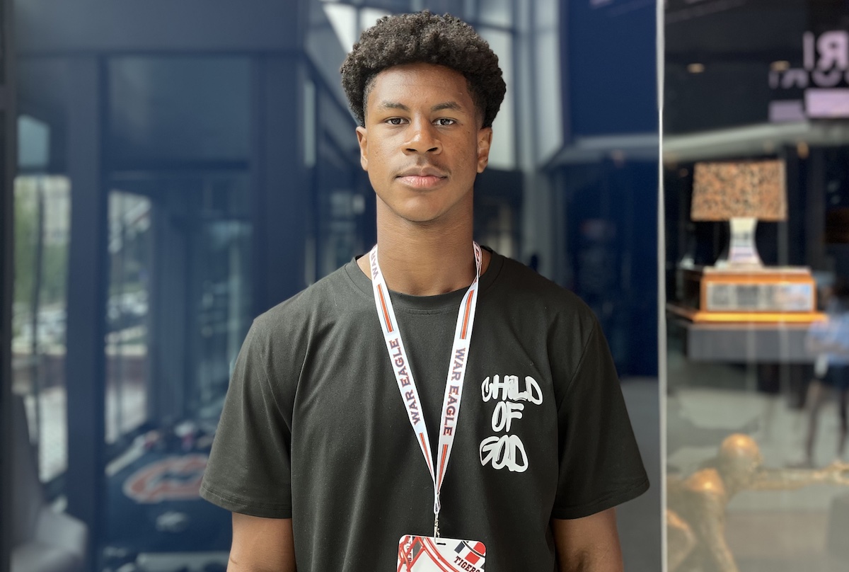 5⭐️QB Elijah Haven, who's rated as the top QB in the 2027 class, visited Auburn Wednesday.

His first trip to Auburn, but not his last.

"Auburn is definitely one of those schools that will be at the top of my list for sure."

MORE: Auburn.rivals.com/news/no-1-qb-v…