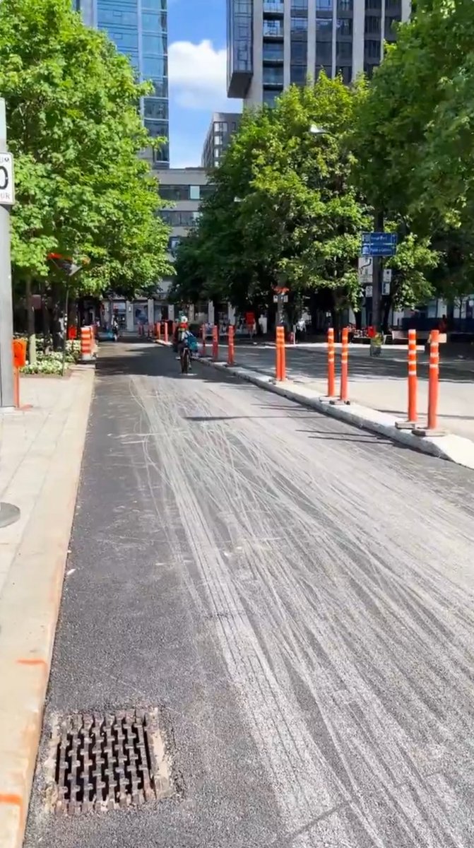 La largeur des pistes cyclables à Montréal n’a plus aucun sens🤪

📍Square-Victoria