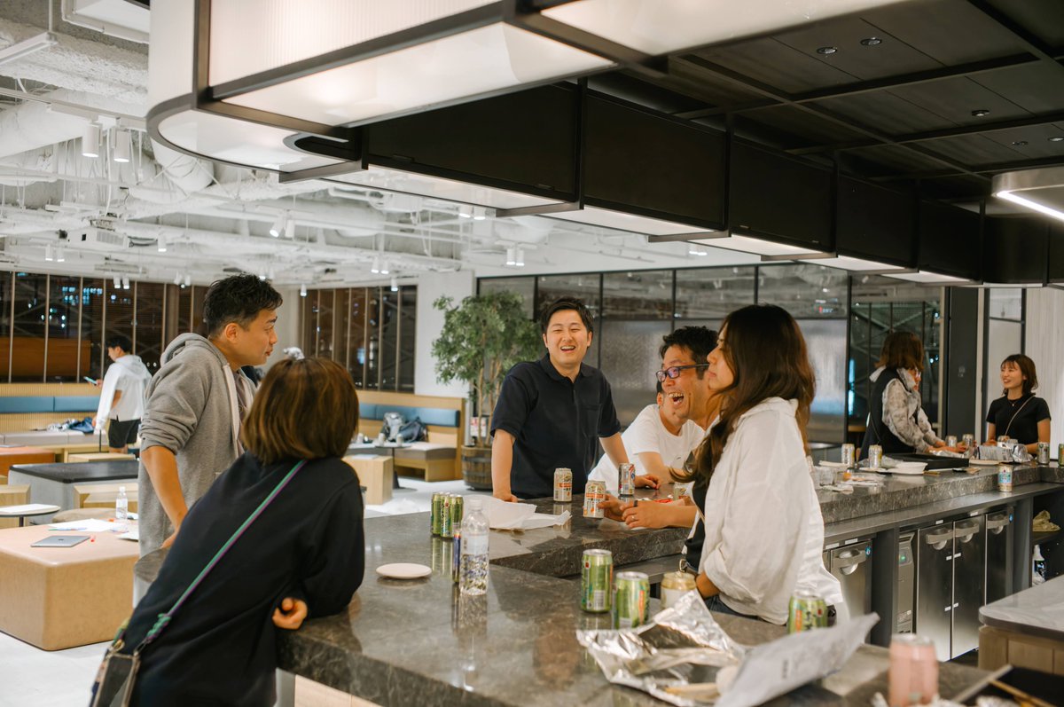 アトラエにはBARがある。
朝でも昼でも夜でも、一人でも二人でも大勢でも。
ここに来れば誰かが絶対、熱く語ってる。
#アトラエ #カウンター #チームの熱量 #コミュニケーション