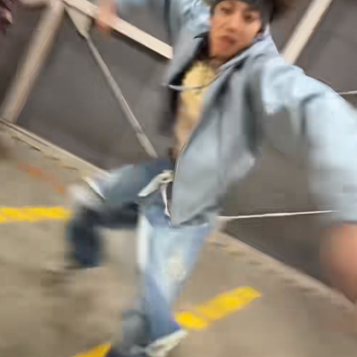 taku_4gooosha's tweet photo. 学校で何故か横跳びが流行っていてみんなは「うぇーいwwww横揺れwwww」とか言ってぎこちない横跳びを披露して盛り上がってるのに対して、"本当の"横跳びを知ってしまっている上に日常茶飯事と言っていいほど目にしている8号車の私は心の中で「もっといけるよそれ」と何故か自信満々で口を開けない。 https://t.co/wT1U2pf7u2