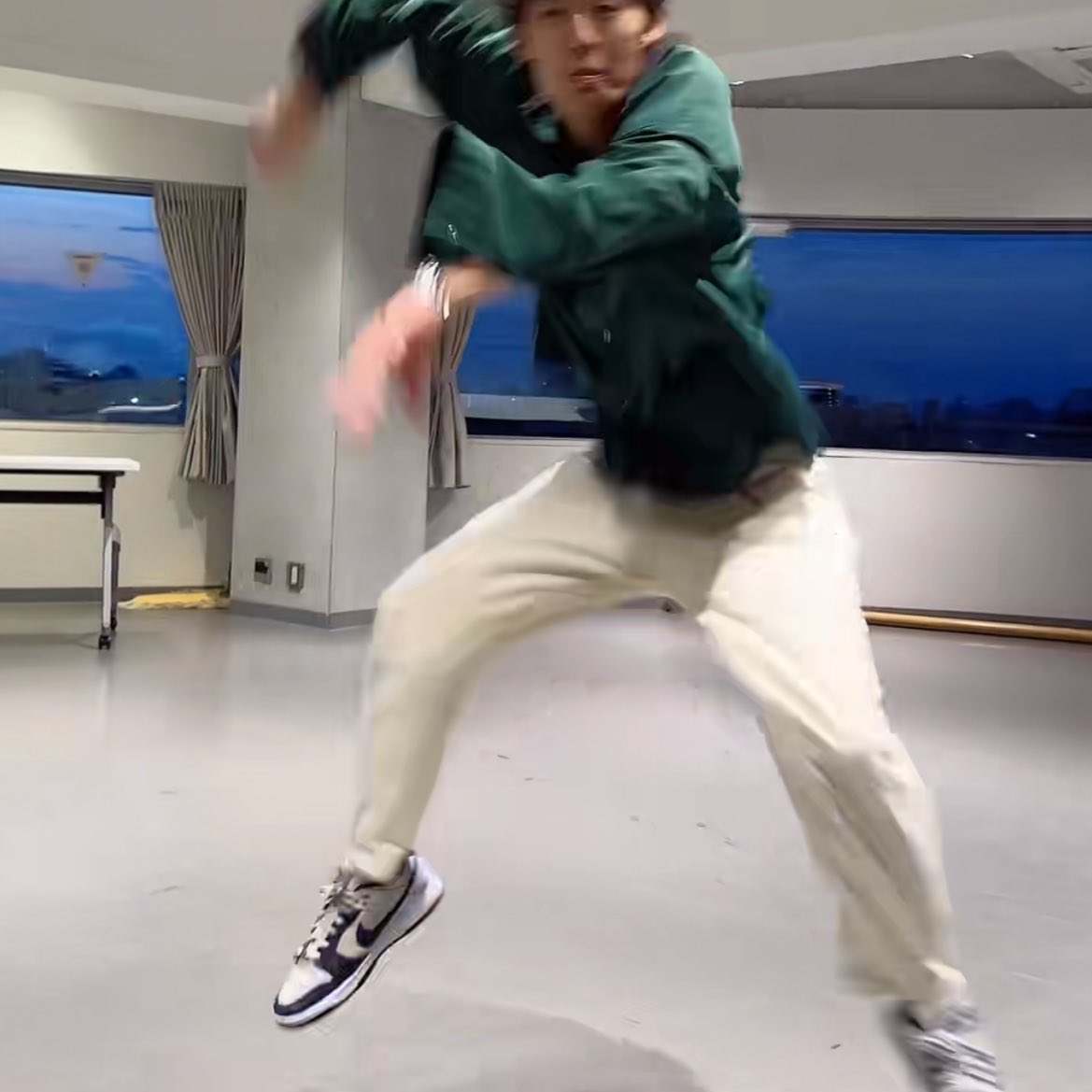 taku_4gooosha's tweet photo. 学校で何故か横跳びが流行っていてみんなは「うぇーいwwww横揺れwwww」とか言ってぎこちない横跳びを披露して盛り上がってるのに対して、"本当の"横跳びを知ってしまっている上に日常茶飯事と言っていいほど目にしている8号車の私は心の中で「もっといけるよそれ」と何故か自信満々で口を開けない。 https://t.co/wT1U2pf7u2