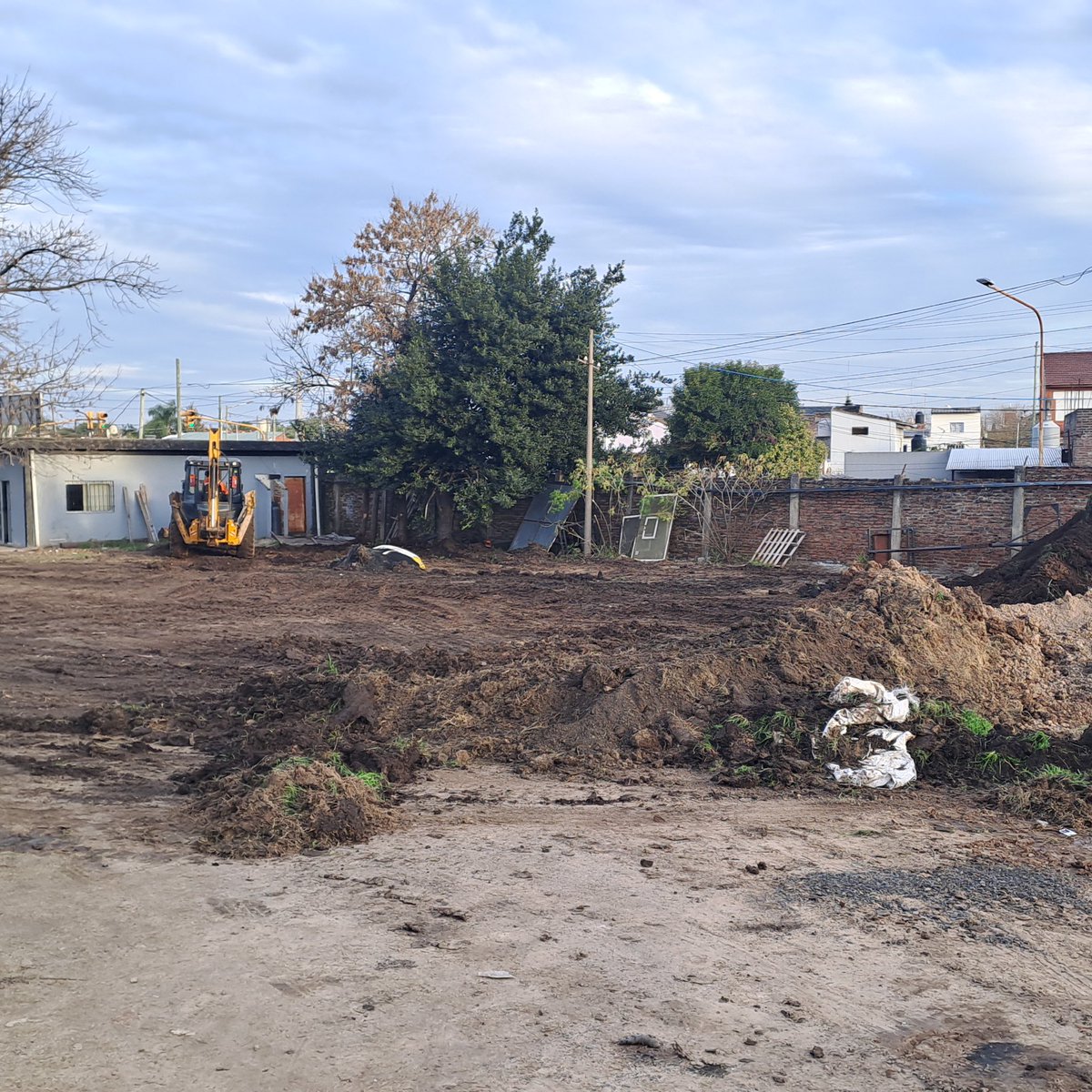 Club Almirante Brown (@club_altebrown) on Twitter photo 🚜 ¡Arrancó una nueva obra en el Club!
En los últimos días, se inició la limpieza de escombros para la realización de un nuevo playón de ingreso a la Ciudad Deportiva. ¡Seguimos creciendo! 💪🏻
#DaleBrown 💛🖤💛 🚜 ¡Arrancó una nueva obra en el Club!
En los últimos días, se inició la limpieza de escombros para la realización de un nuevo playón de ingreso a la Ciudad Deportiva. ¡Seguimos creciendo! 💪🏻
#DaleBrown 💛🖤💛