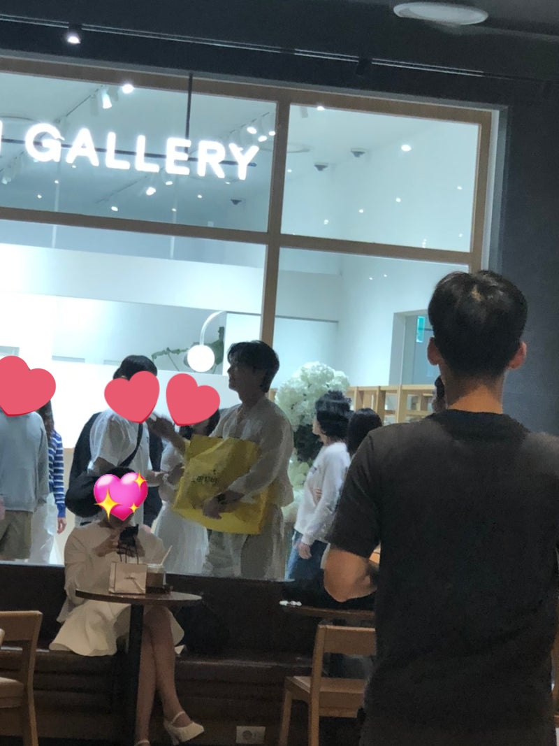 팝업째 줍줍
선물 꼭 끌어안고 퇴근🥰