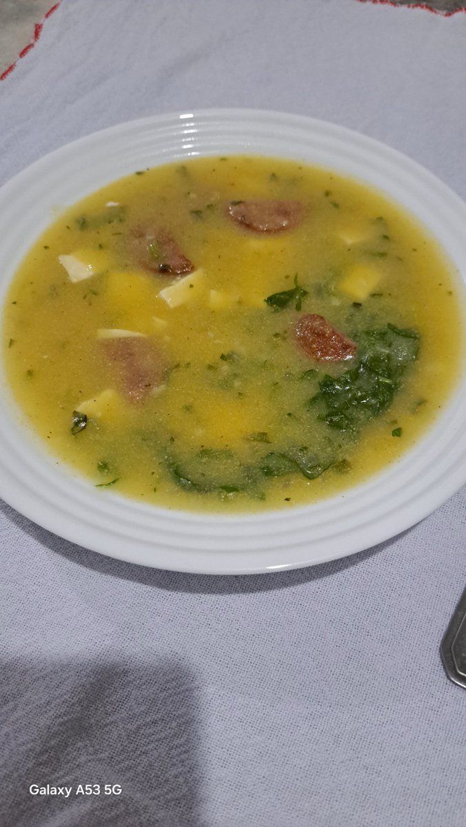 Vamos jantar uma sopinha?
Esta é de fubá com calabresa e couve 🤤🤤🤤