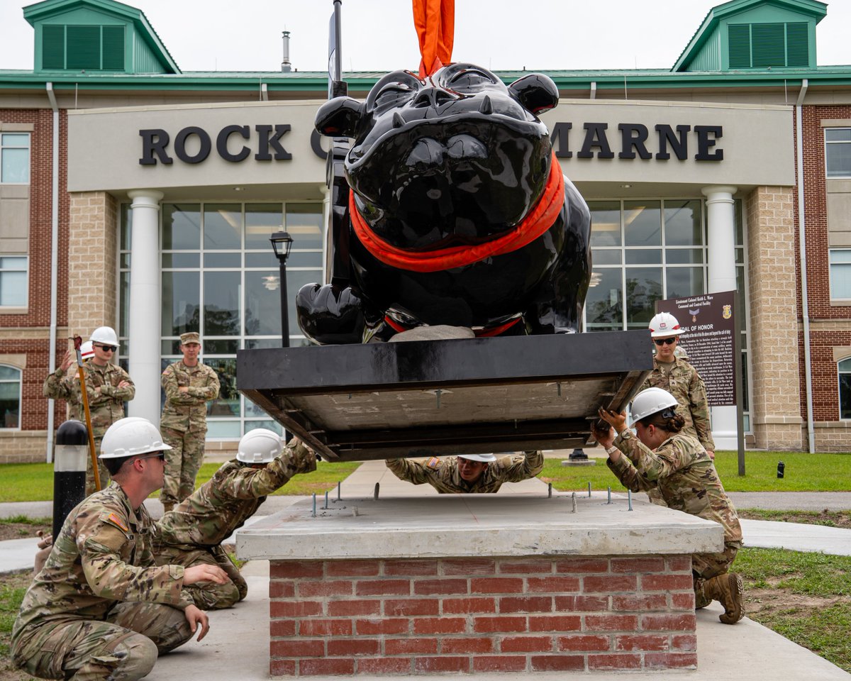 3rd_Infantry's tweet image. Soldiers from the 3rd Infantry Division pose with the new Rocky the Bulldog statue at Fort Stewart, May 28, 2025.
Rocky honors the legacy of the “Dogface Soldiers” and the proud history of the Marne Division. #DogfaceSoldiers #RockOfTheMarne #3ID #ArmyHeritage