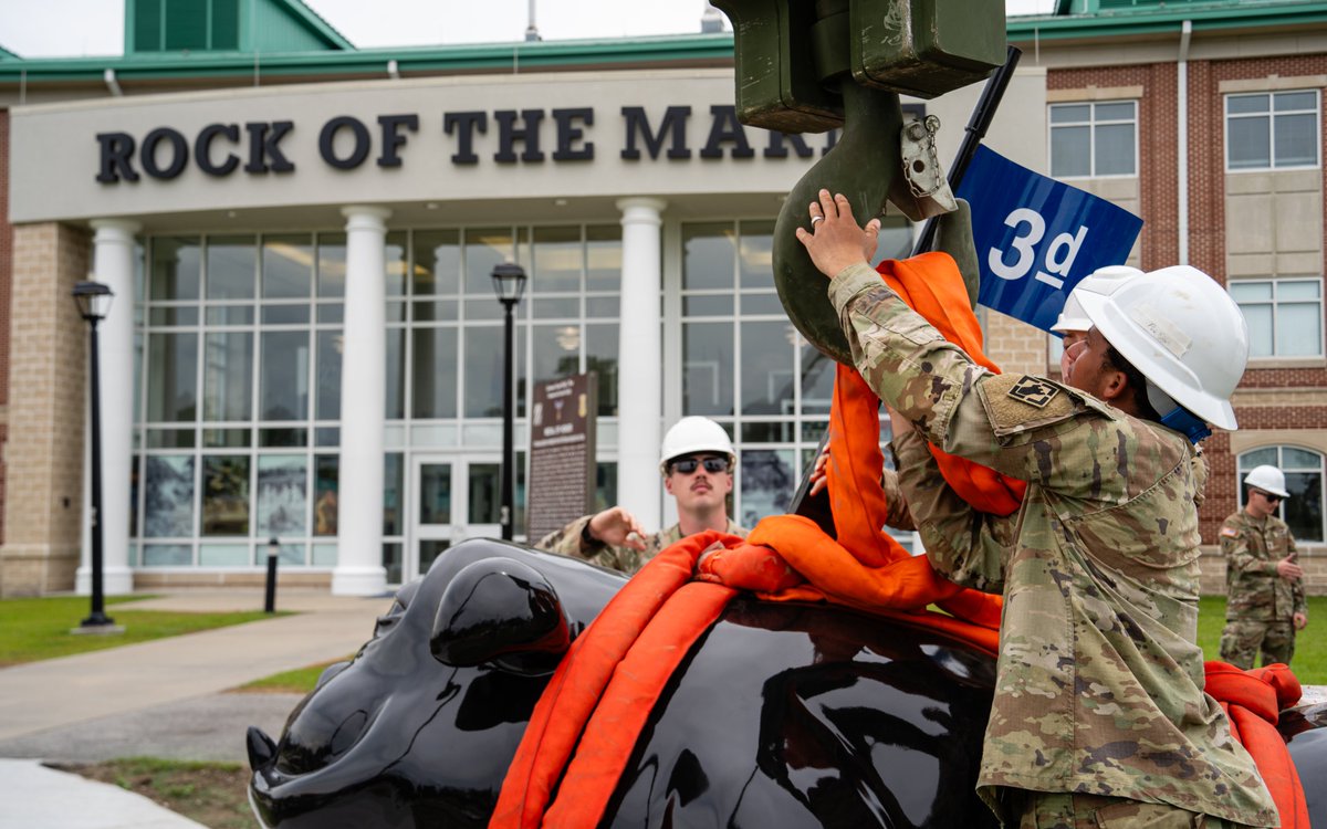 3rd_Infantry's tweet image. Soldiers from the 3rd Infantry Division pose with the new Rocky the Bulldog statue at Fort Stewart, May 28, 2025.
Rocky honors the legacy of the “Dogface Soldiers” and the proud history of the Marne Division. #DogfaceSoldiers #RockOfTheMarne #3ID #ArmyHeritage