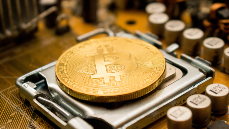 🚨 CMC News: $BTC Mining Giant MARA Posts Record 950 Bitcoin Production in May.

$BTC miner MARA Holdings produced a record 950 $BTC in May, marking a 35% increase from April production.

The company won 282 blocks during the month, representing a 38% month-over-month increase in